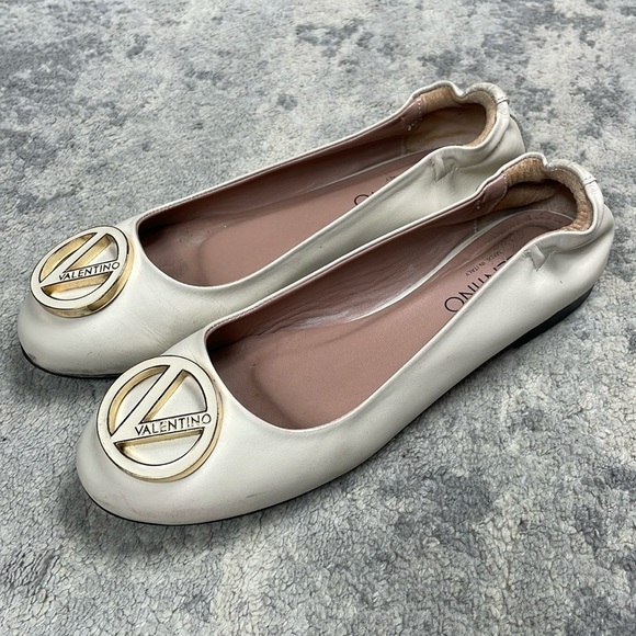 Valentino Shoes - Valentino Calliope Leather Ballet Flats V Medallion Ivory Cream Sz 8